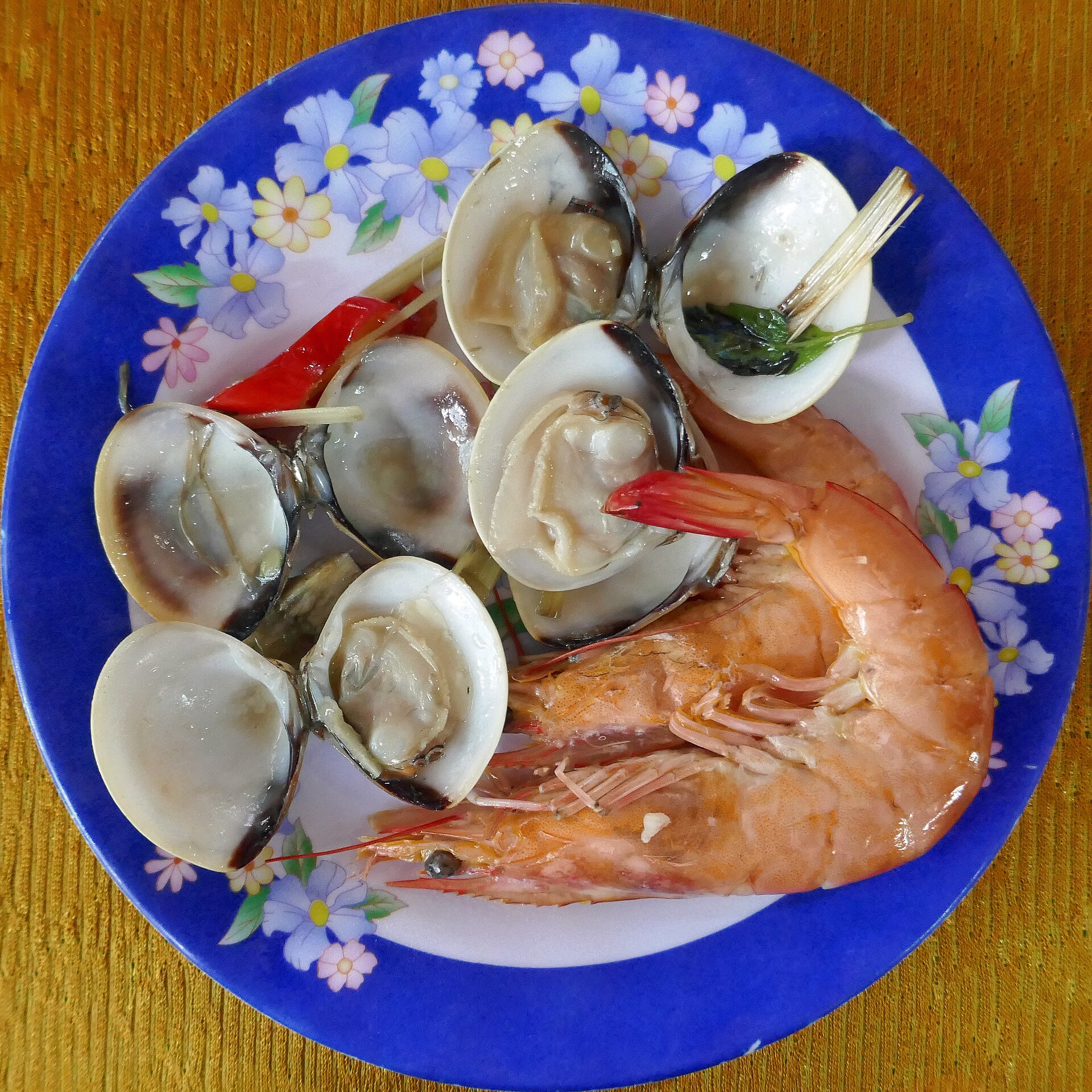 베트남식 조개찜과 새우 해산물 요리