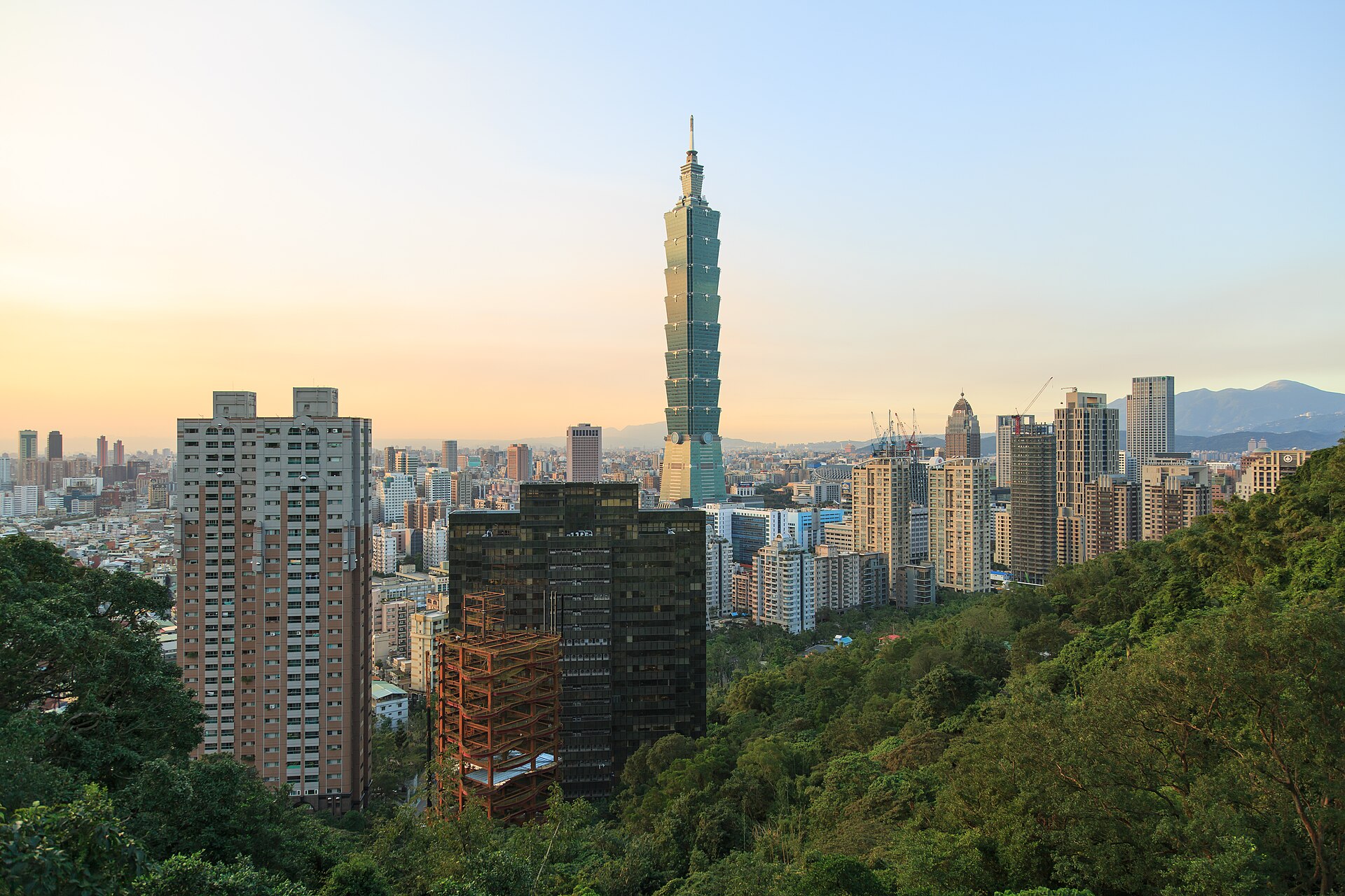 샹산 쪽 숲 너머로 솟은 타이베이 101 타워와 시내 전경