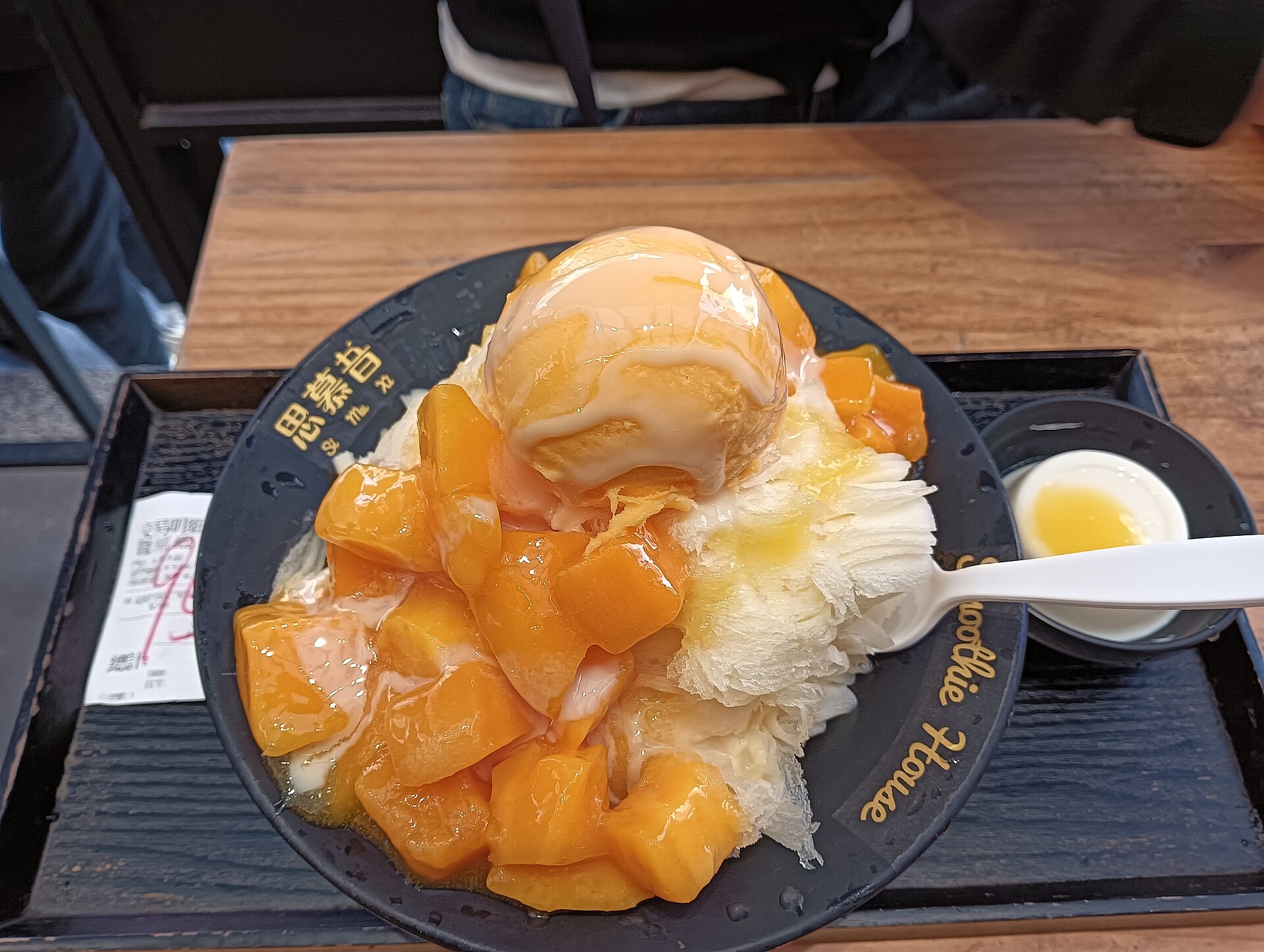스무시하우스 접시에 담긴 생망고와 아이스크림을 올린 우유빙수